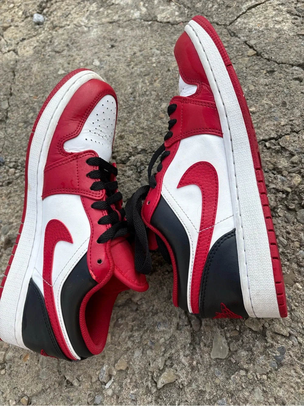 Nike men’s Red, White & Black Low-Top Sneakers